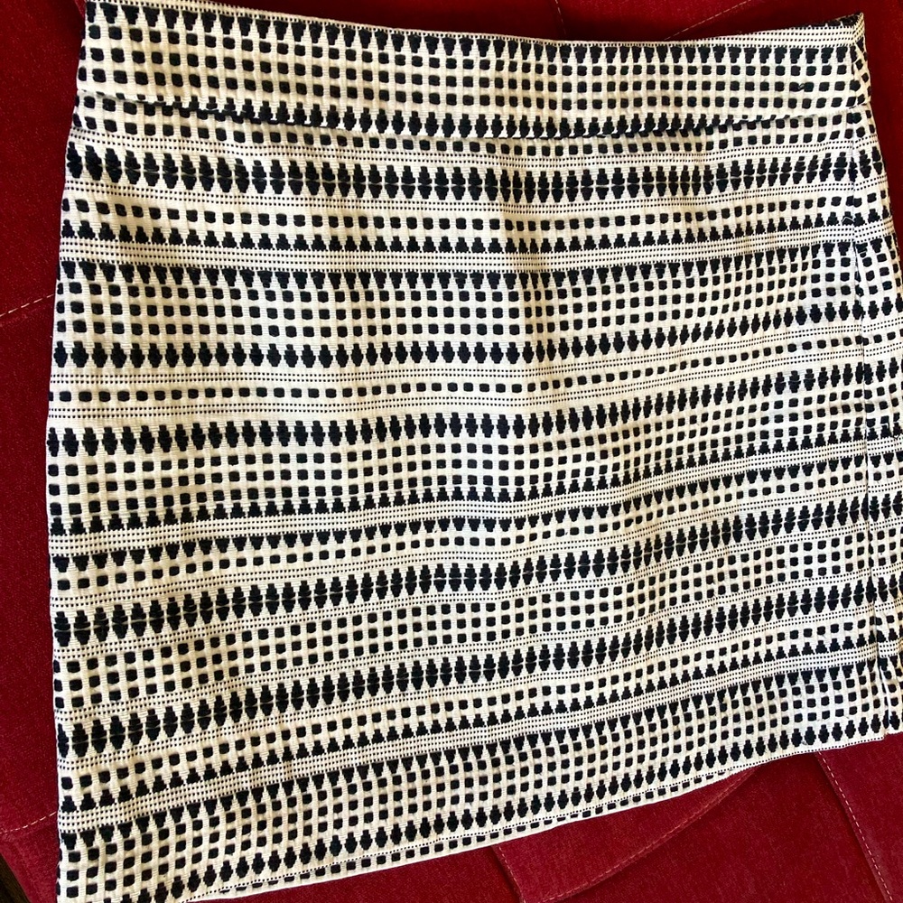 Loft beautiful black and white embroidered pattern skirt, size 14